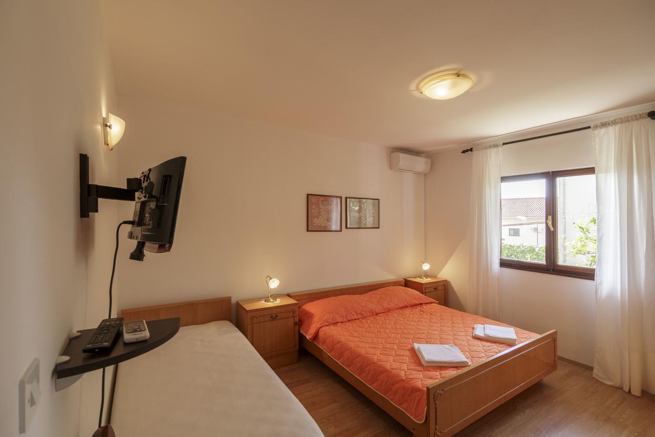 Apartmani Jordana Komiza Exterior photo