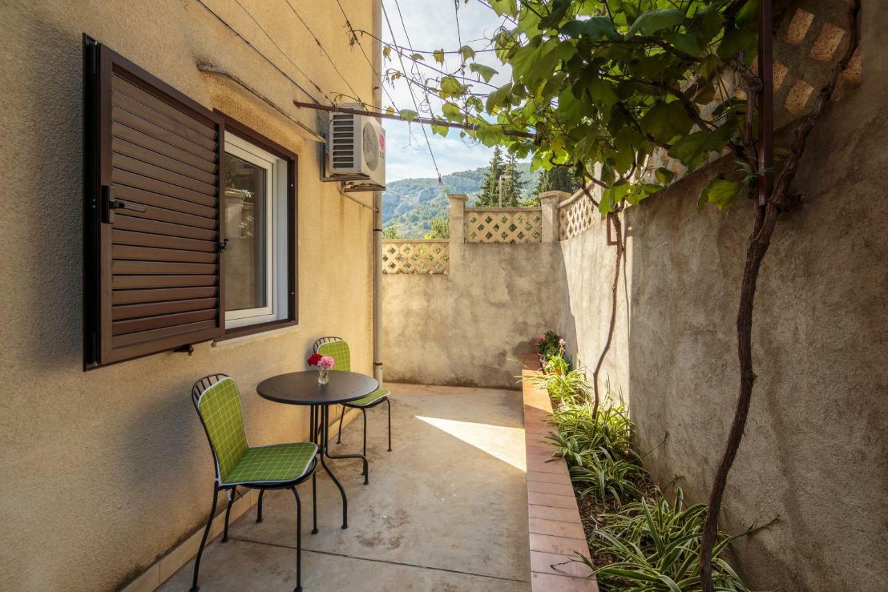 Apartmani Jordana Komiza Exterior photo