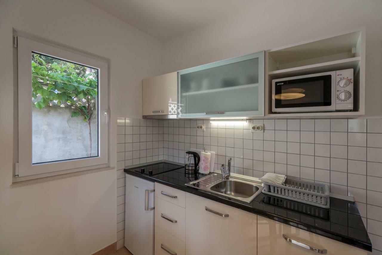 Apartmani Jordana Komiza Exterior photo