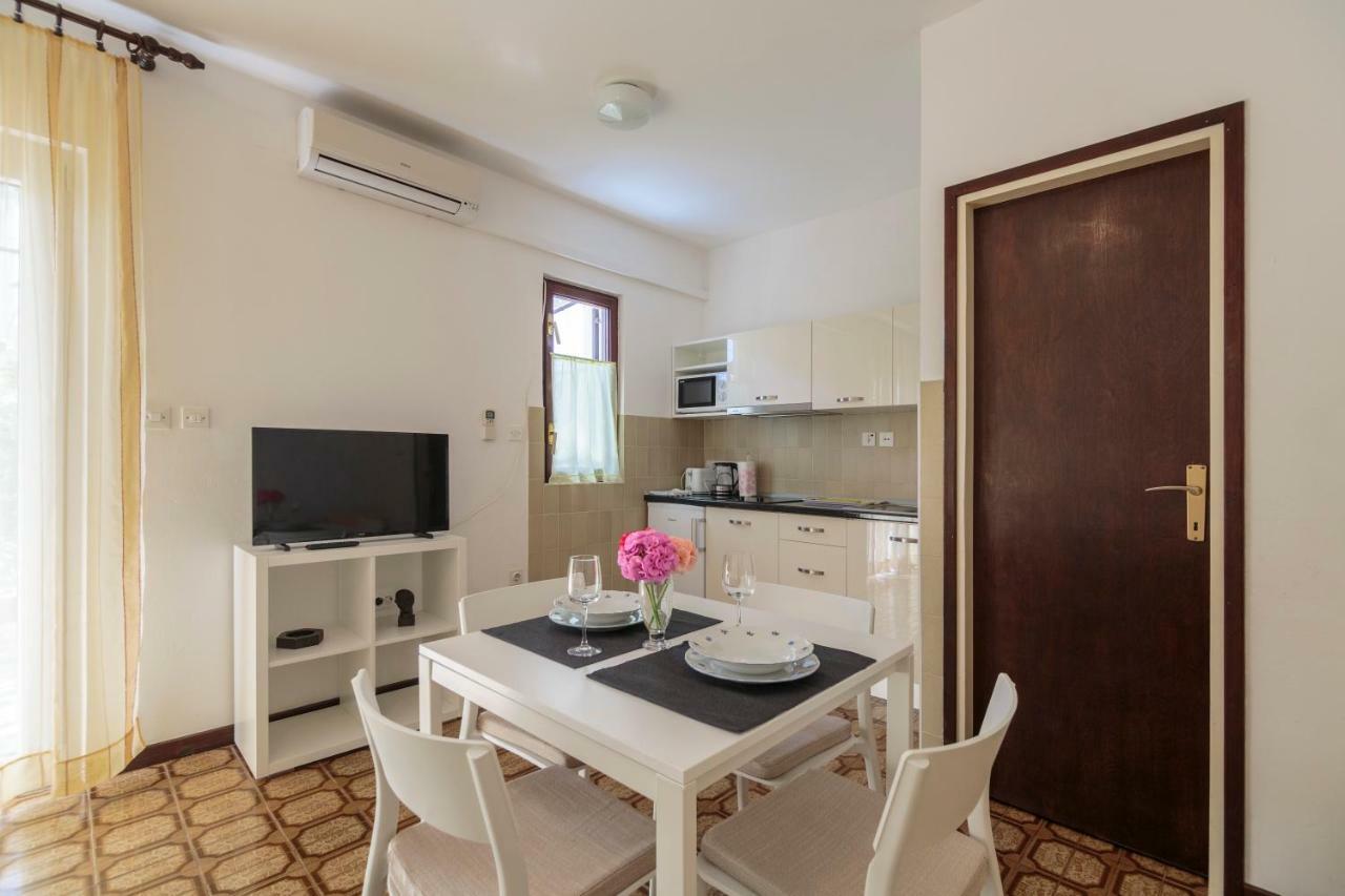 Apartmani Jordana Komiza Exterior photo